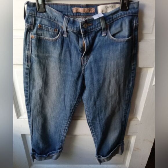 Lady's Classic Levi Cuffed Capris. - Picture 1 of 6
